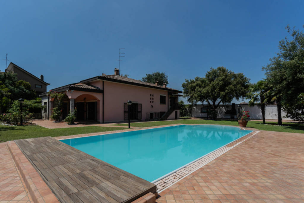 Villa con piscina in vendita a Rozzano
