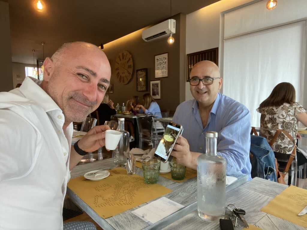 Angelo Acquafresca titolare di agenzia Immobiliare Milano e Brianza Casa&Style insieme a un cliente che ha venduto casa