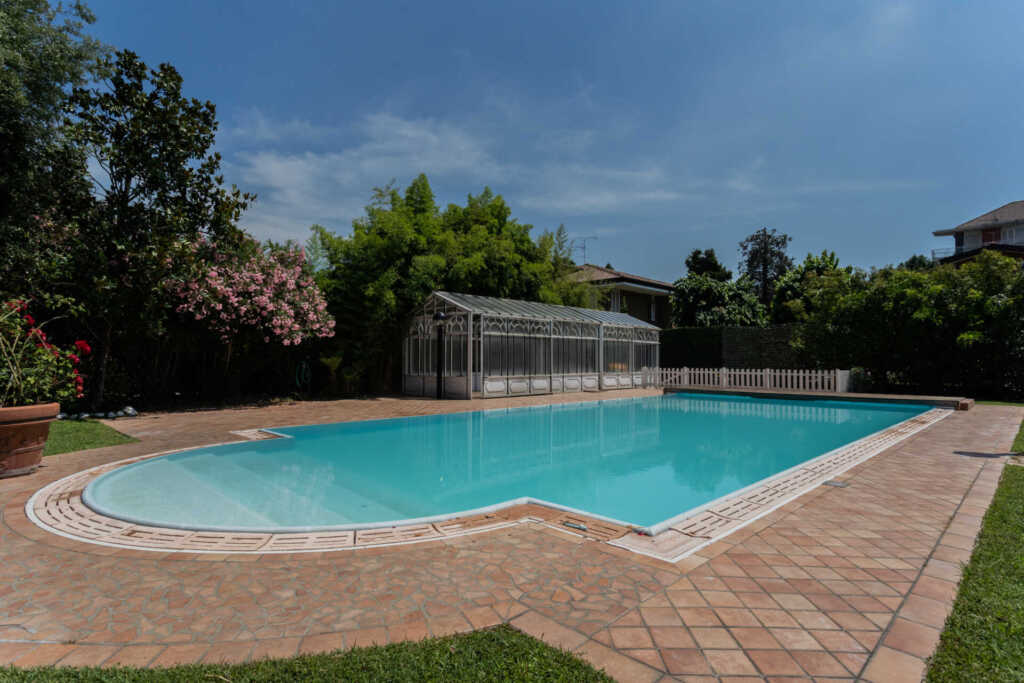 Come preparare una casa da vendere: pulire, ripristina la piscina