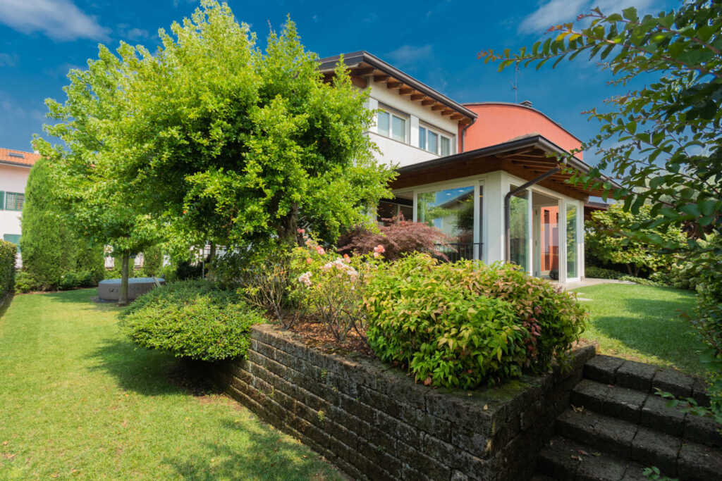 Come preparare una casa da vendere: curare il giardino, pulirlo