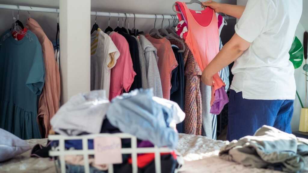 Persona che rimuove oggetti superflui per fare decluttering in casa