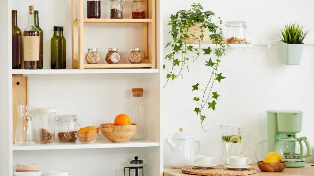 Interno di una casa ordinata e luminosa dopo il decluttering
