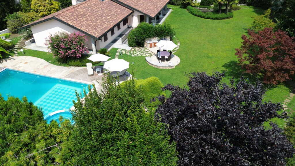 villa di lusso con giardino e piscina in Brianza