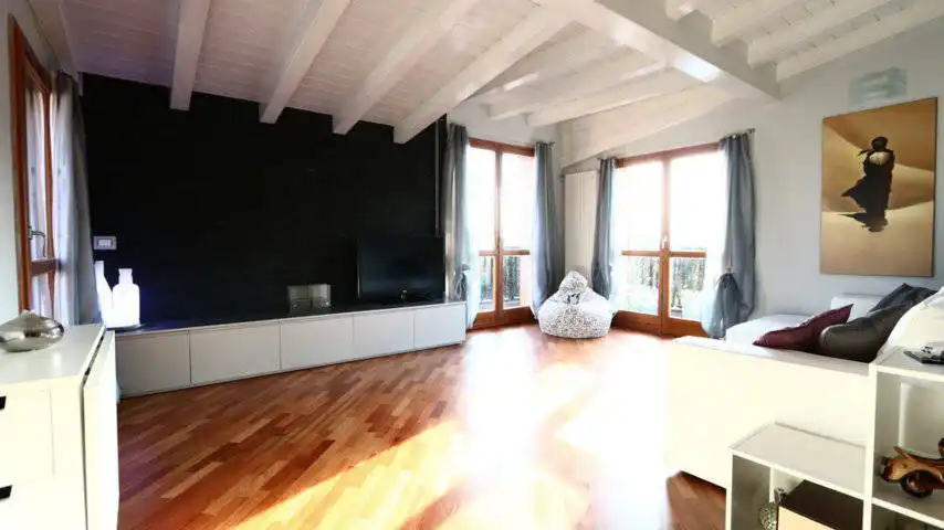 Appartamento-ultimo-piano-con-terrazzo-in-vendita-a-Correzzana-1