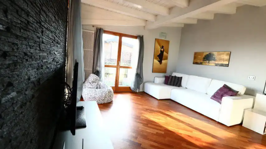 Appartamento-ultimo-piano-con-terrazzo-in-vendita-a-Correzzana-3