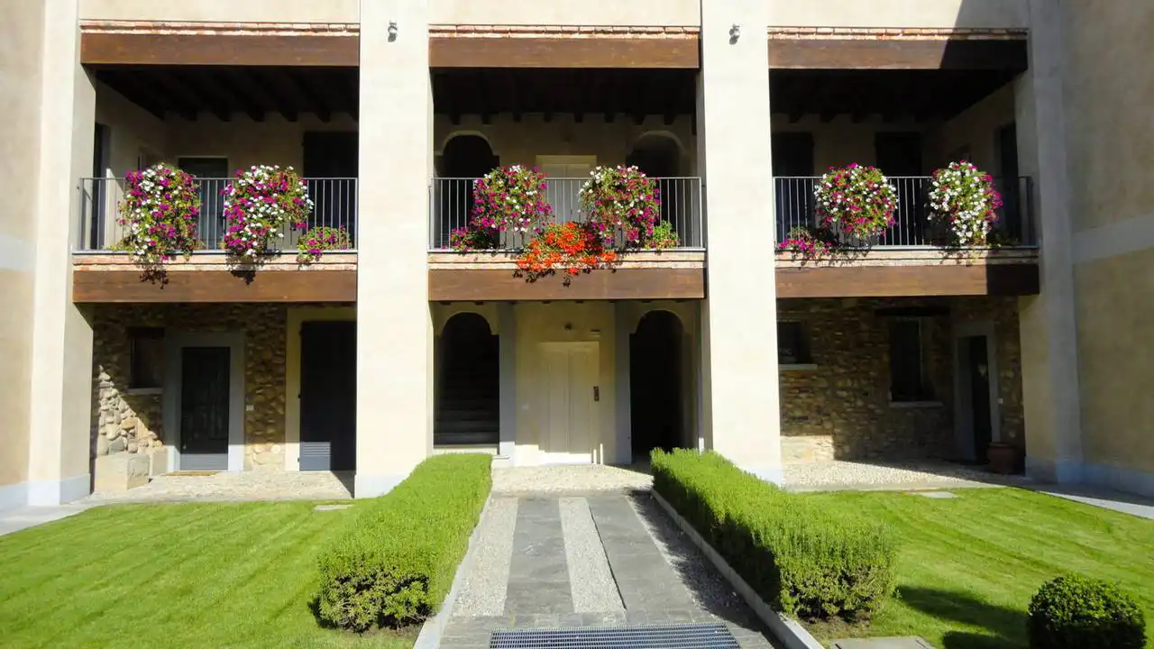 Case-in-vendita-a-Besana-Brianza-con-piscina