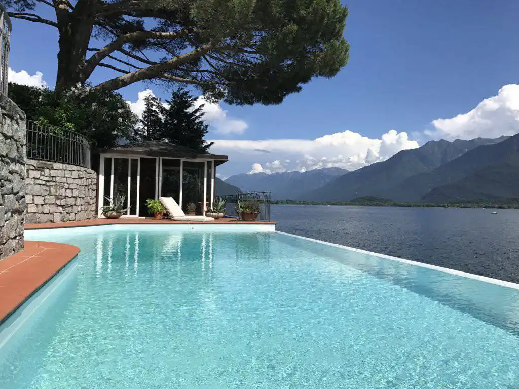 Villa-con-piscina-e-molo-sul-Lago-di-Como-in-vendita-a-Gera-Lario-1