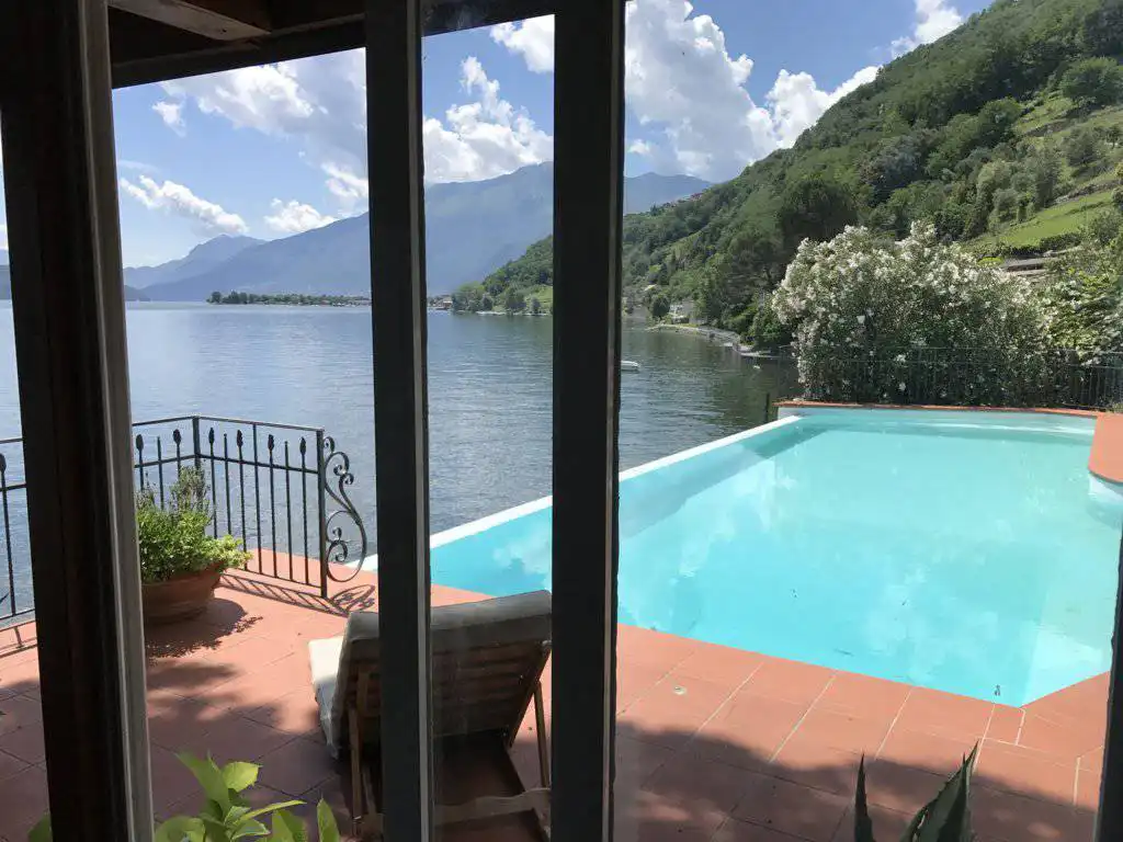 Villa-con-piscina-e-molo-sul-Lago-di-Como-in-vendita-a-Gera-Lario-10