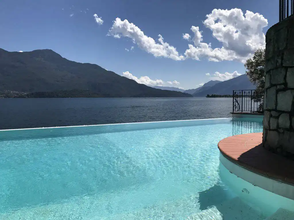 Villa-con-piscina-e-molo-sul-Lago-di-Como-in-vendita-a-Gera-Lario-11