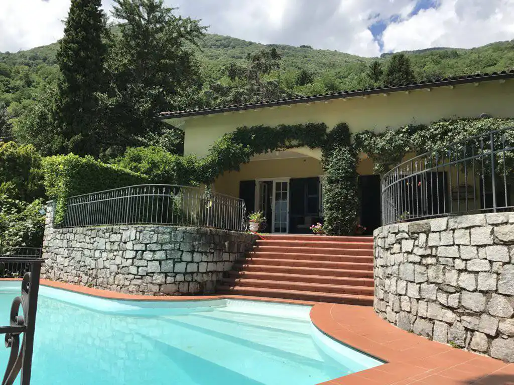 Villa-con-piscina-e-molo-sul-Lago-di-Como-in-vendita-a-Gera-Lario-12