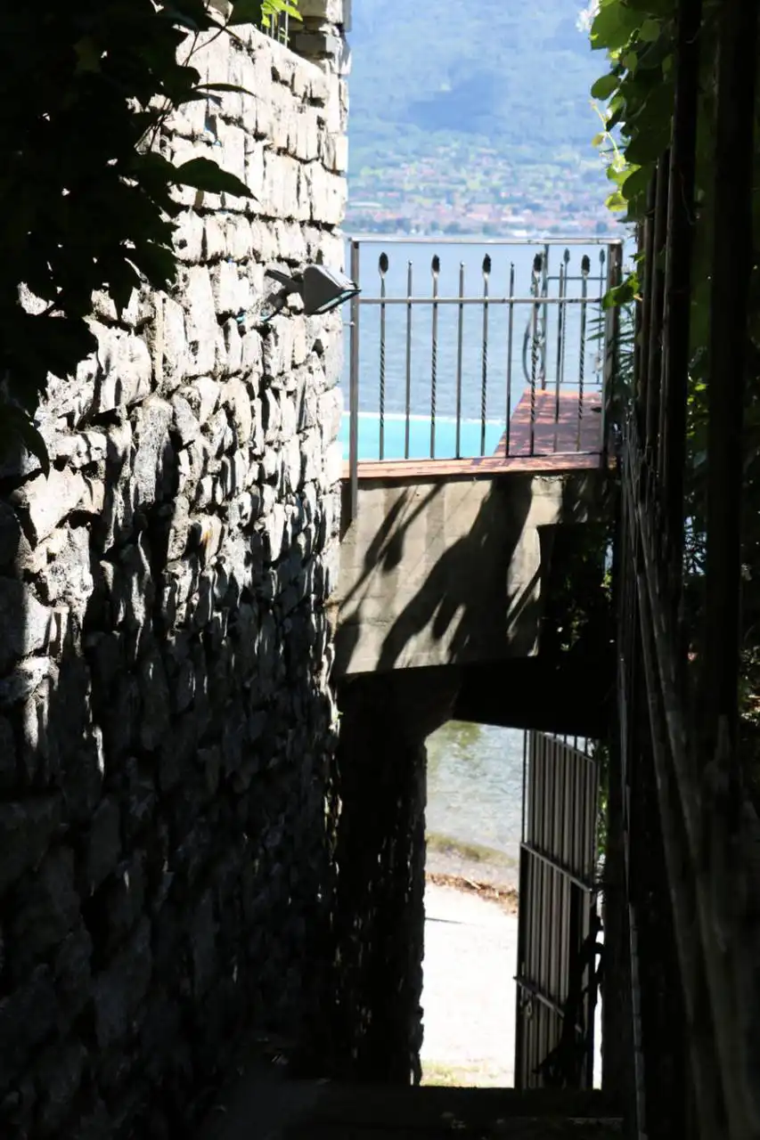 Villa-con-piscina-e-molo-sul-Lago-di-Como-in-vendita-a-Gera-Lario-13