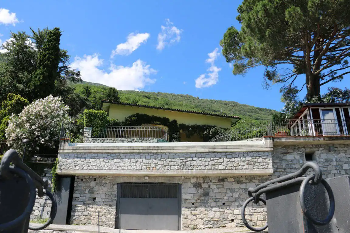 Villa-con-piscina-e-molo-sul-Lago-di-Como-in-vendita-a-Gera-Lario-14