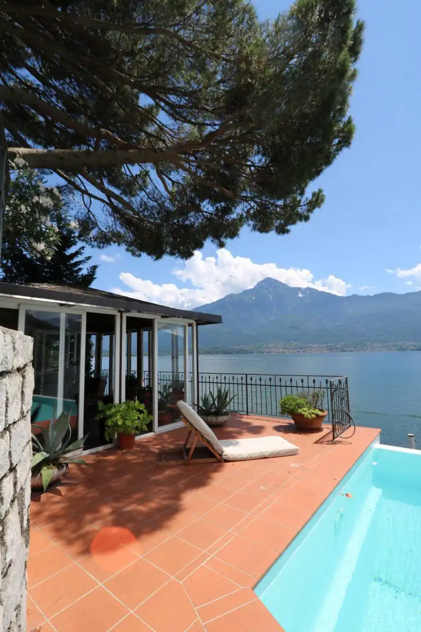 Villa-con-piscina-e-molo-sul-Lago-di-Como-in-vendita-a-Gera-Lario-18