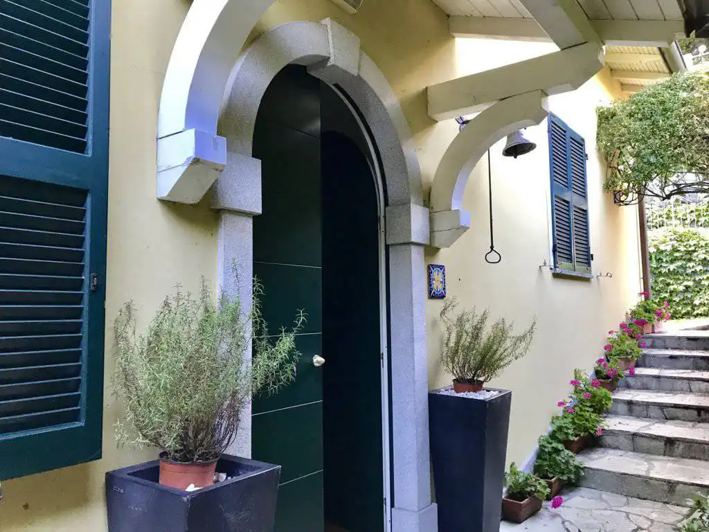 Villa-con-piscina-e-molo-sul-Lago-di-Como-in-vendita-a-Gera-Lario-7