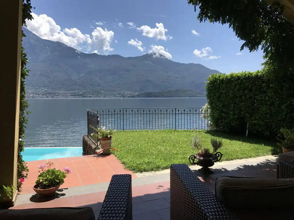 Villa-con-piscina-e-molo-sul-Lago-di-Como-in-vendita-a-Gera-Lario-9