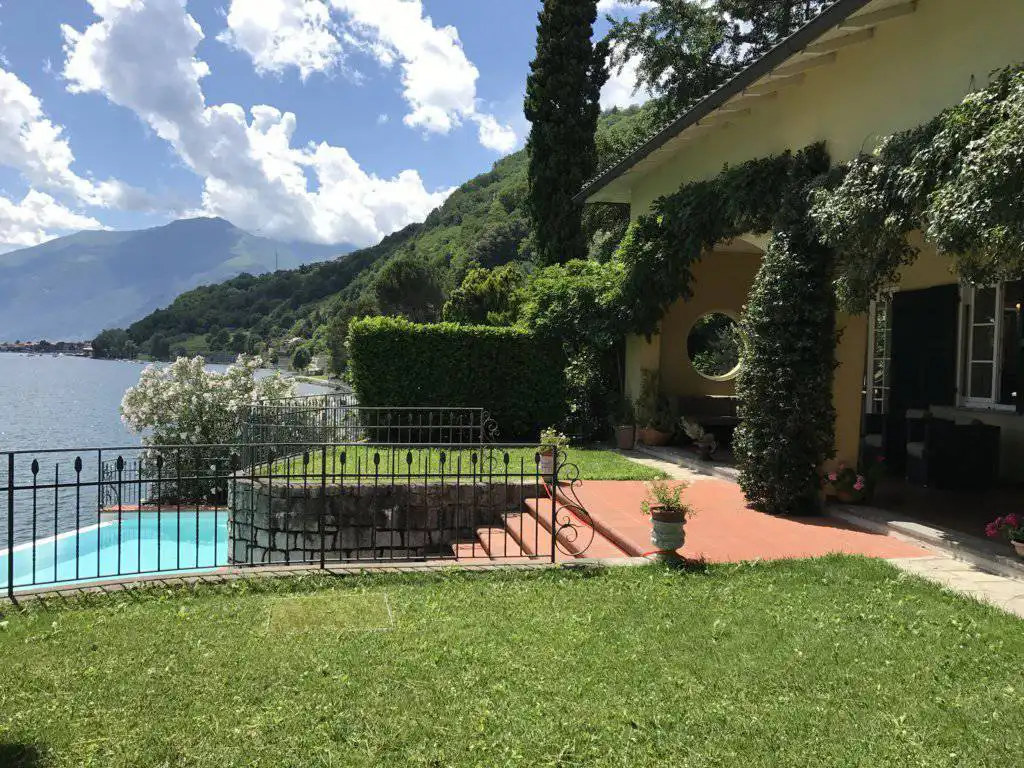 Villa-con-piscina-e-molo-sul-Lago-di-Como-in-vendita-a-Gera-Lario