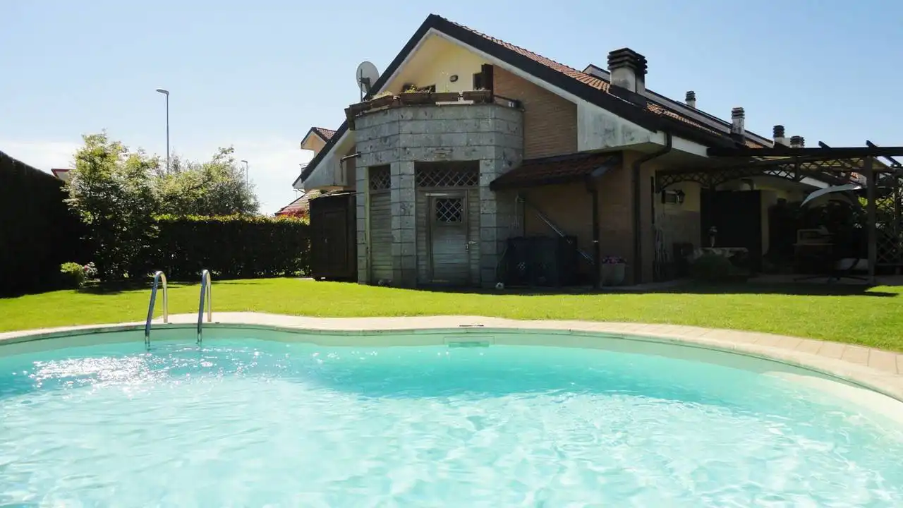 Villa-con-piscina-in-vendita-a-Busnago-in-Brianza-11