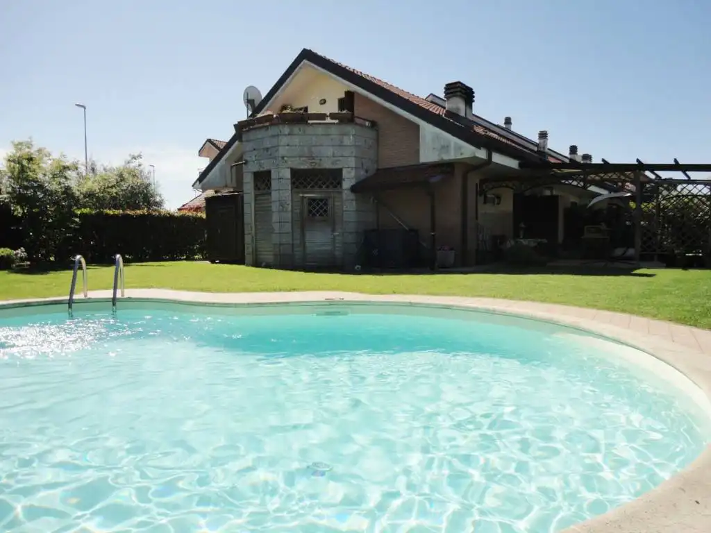 Villa-con-piscina-in-vendita-a-Busnago-in-Brianza-18