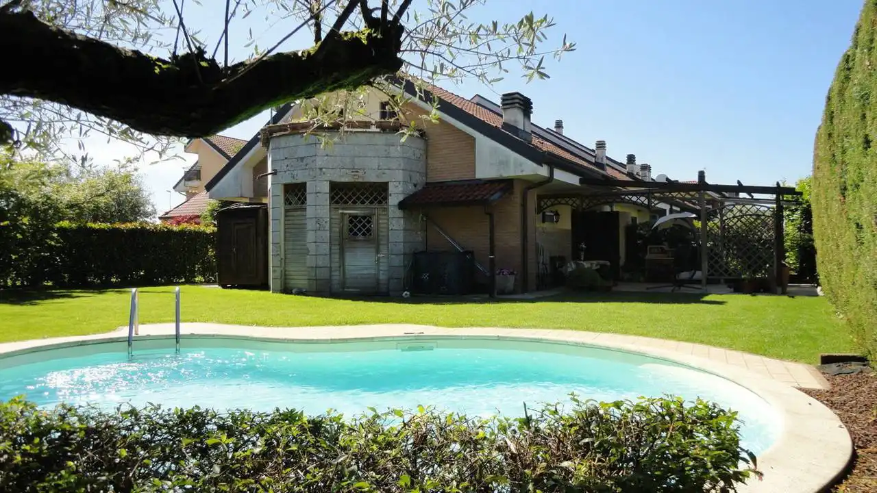 Villa-con-piscina-in-vendita-a-Busnago-in-Brianza-24