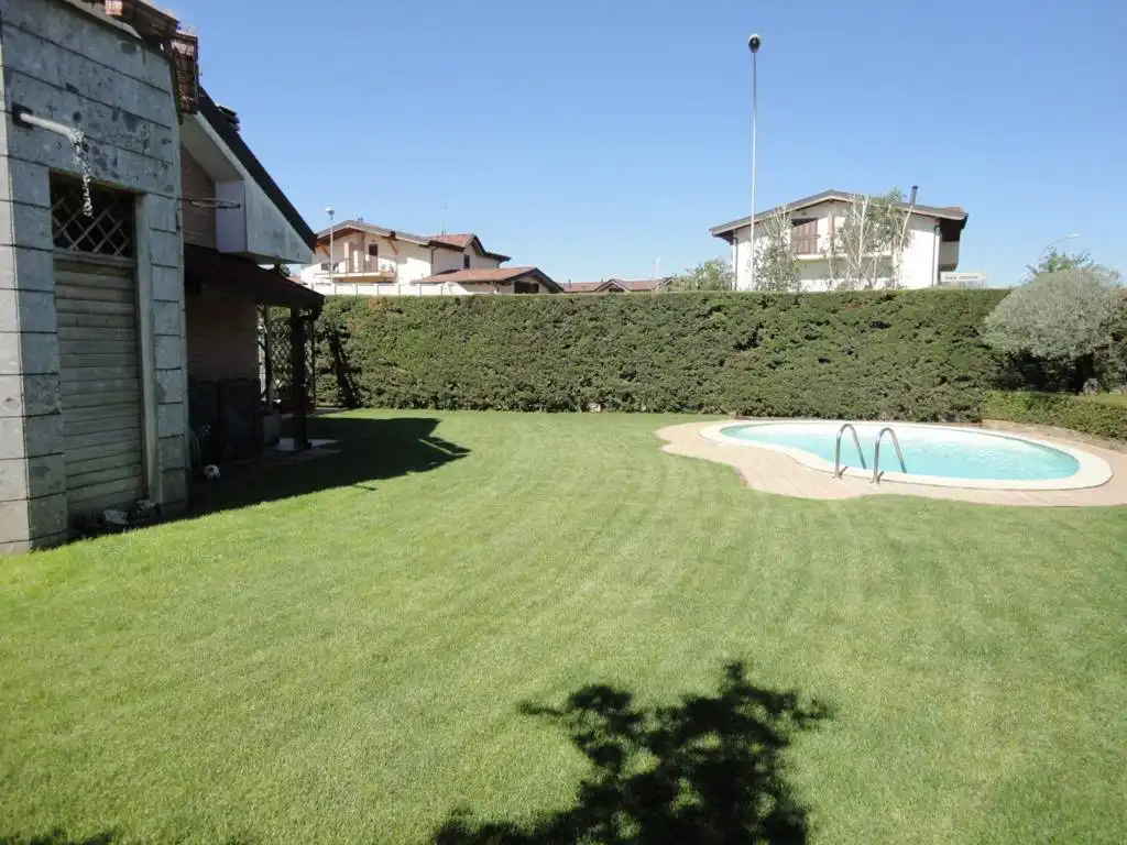 Villa-con-piscina-in-vendita-a-Busnago-in-Brianza-25