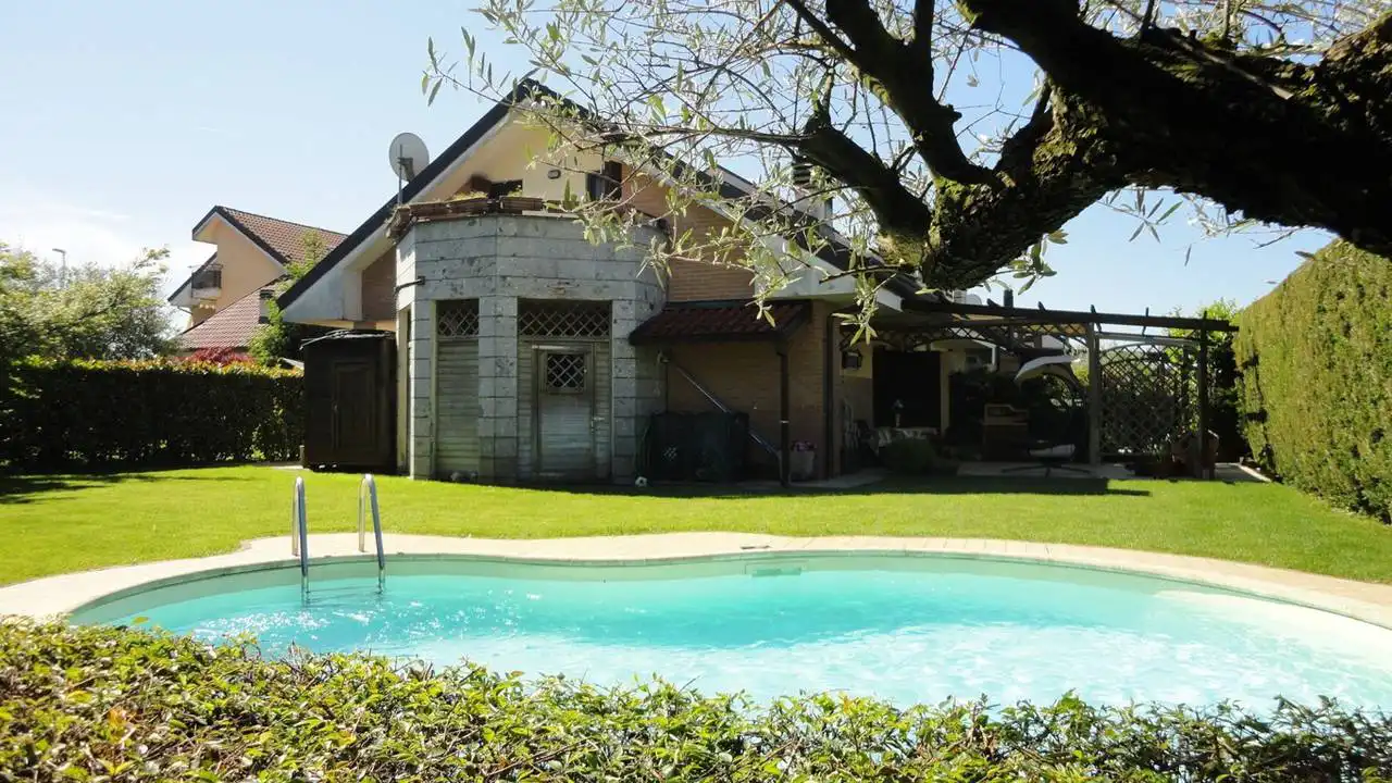 Villa-con-piscina-in-vendita-a-Busnago-in-Brianza