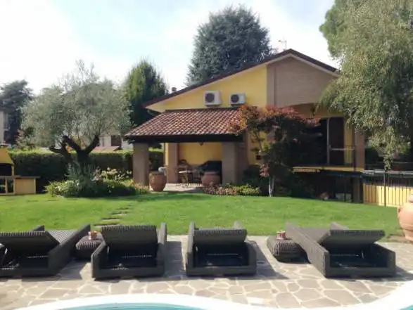 Villa-con-piscina-in-vendita-a-Roncello-5