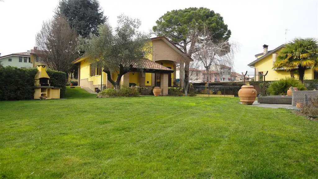 Villa-con-piscina-in-vendita-a-Roncello