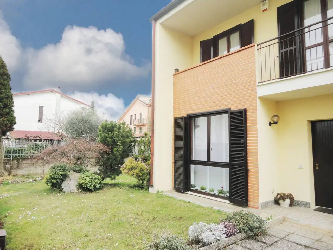 Villa-di-testa-con-giardino-in-vendita-a-Cavenago-Brianza-1