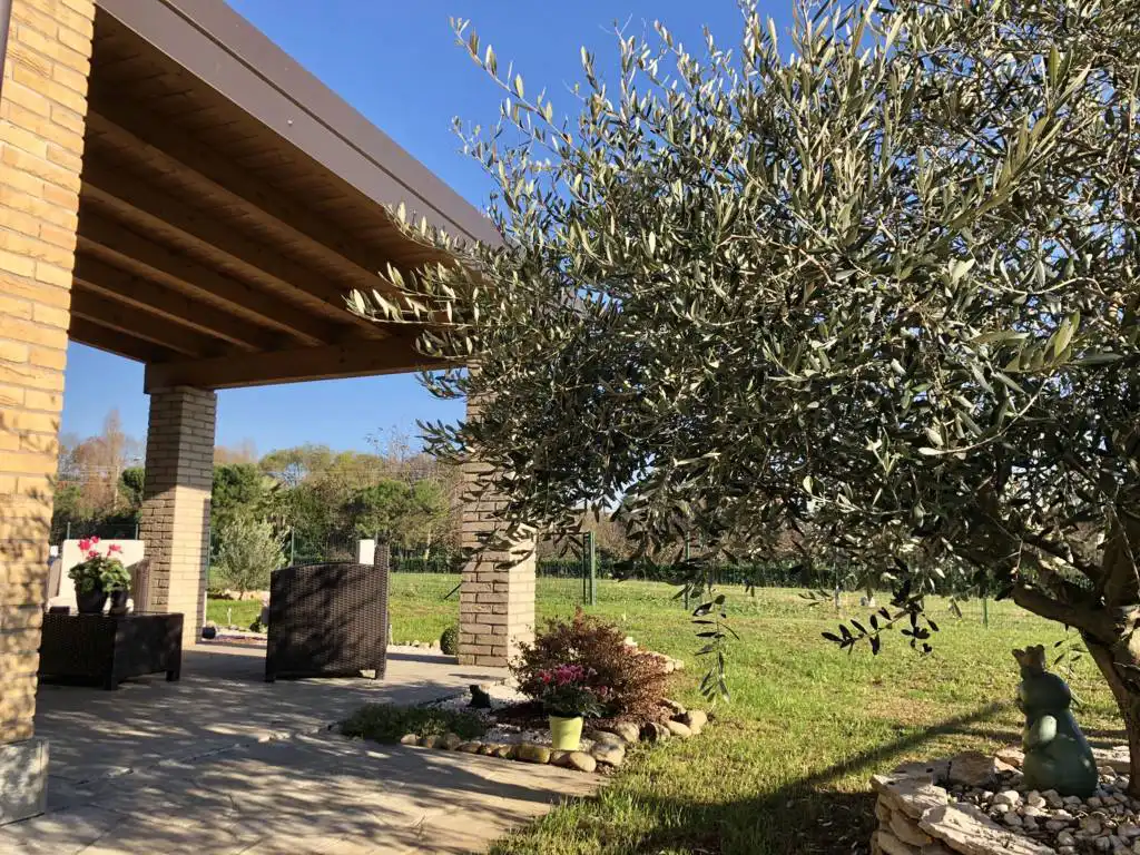 Villa-di-testa-in-vendita-a-Sulbiate-giardino-1.660-mq-1