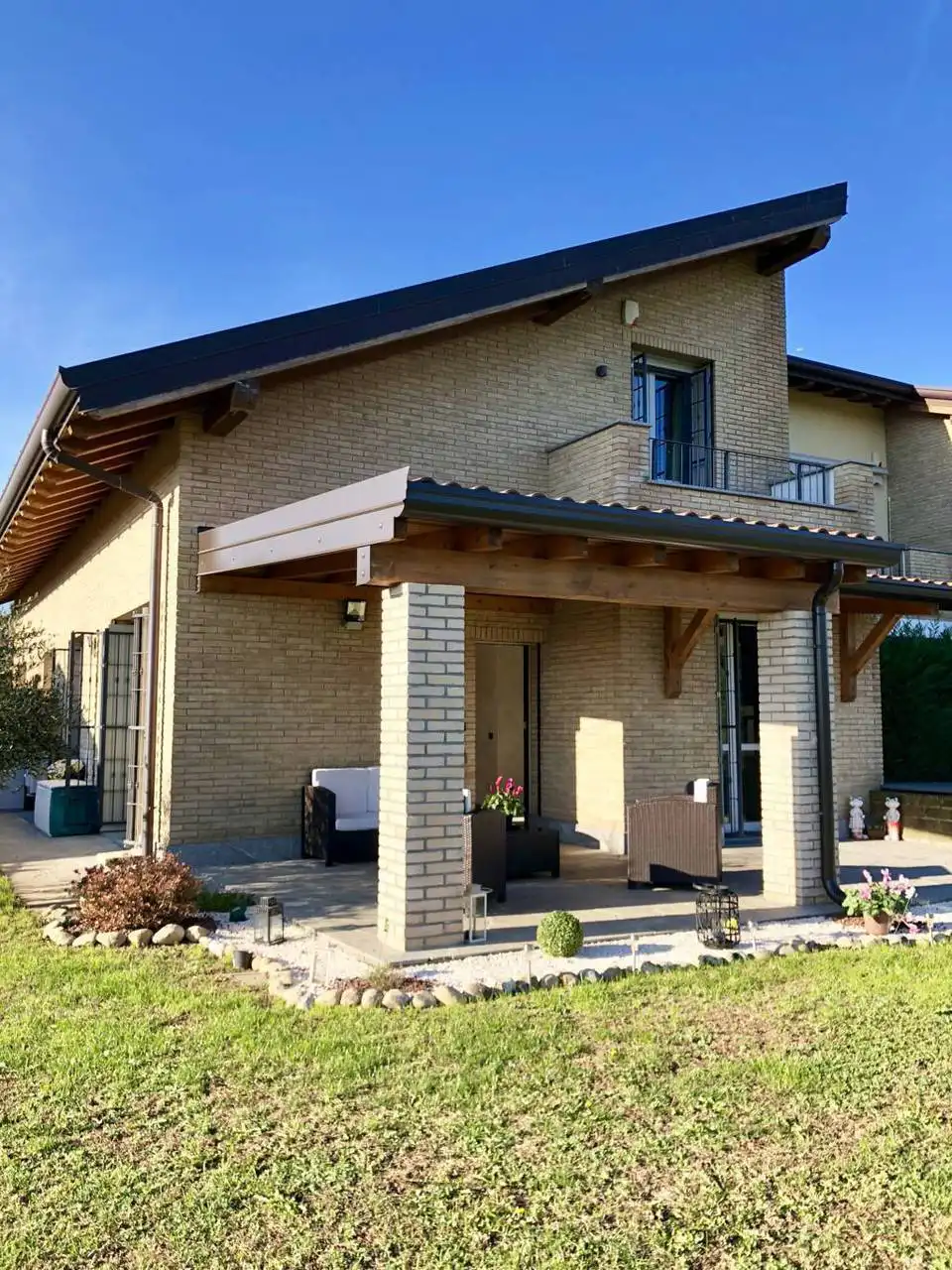 Villa-di-testa-in-vendita-a-Sulbiate-giardino-1.660-mq-15