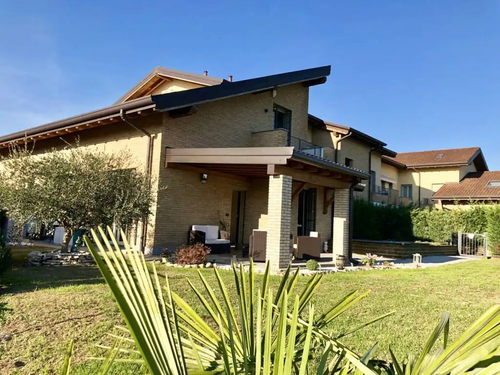 Villa-di-testa-in-vendita-a-Sulbiate-giardino-1.660-mq-7