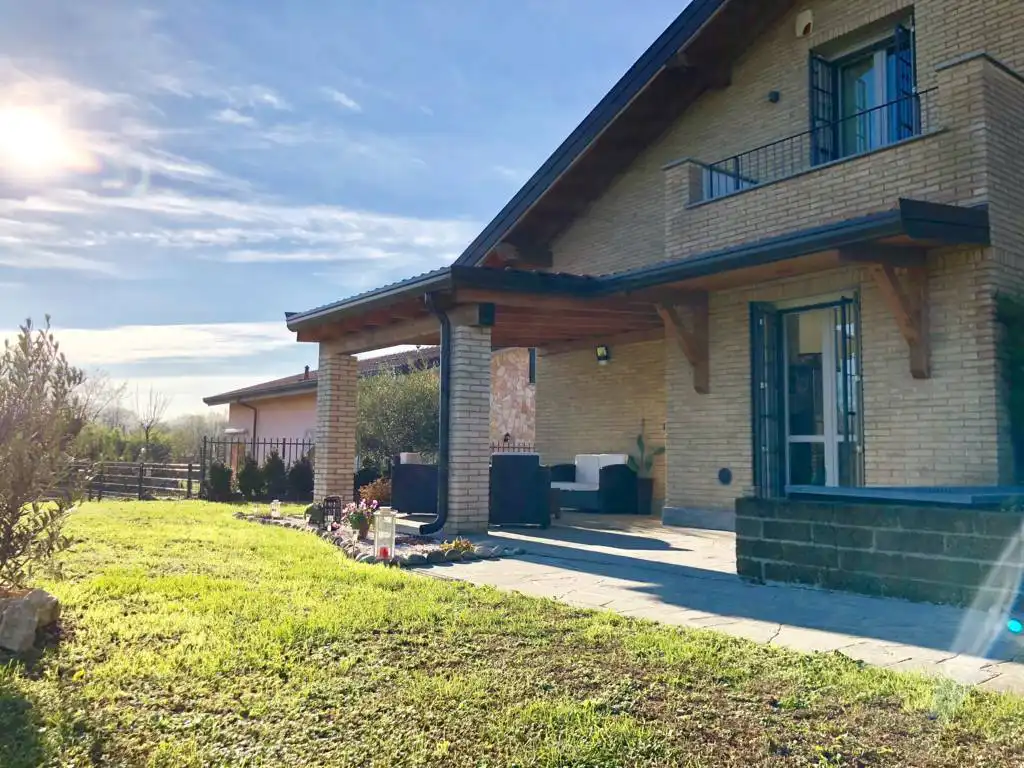 Villa-di-testa-in-vendita-a-Sulbiate-giardino-1.660-mq