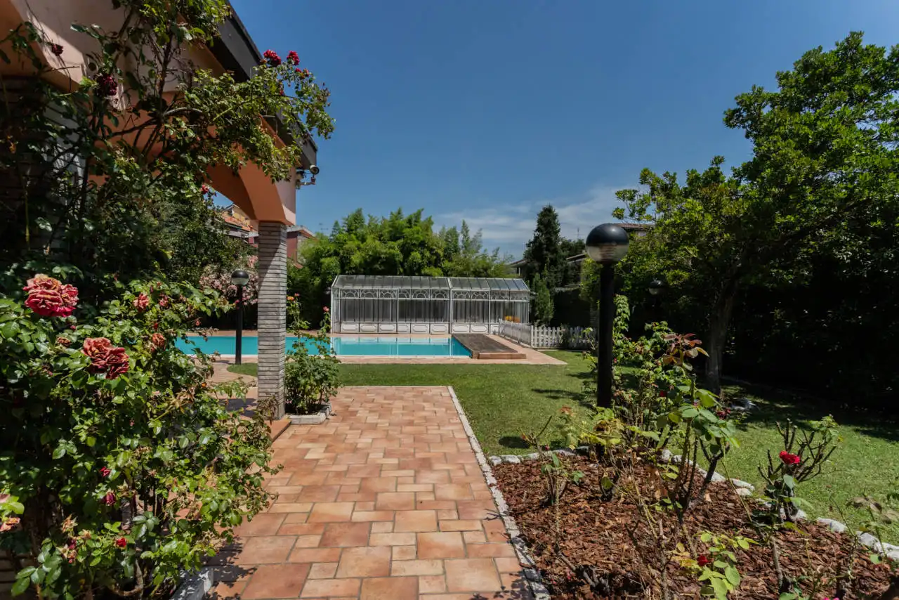 Villa con piscina in vendita a Rozzano (1)
