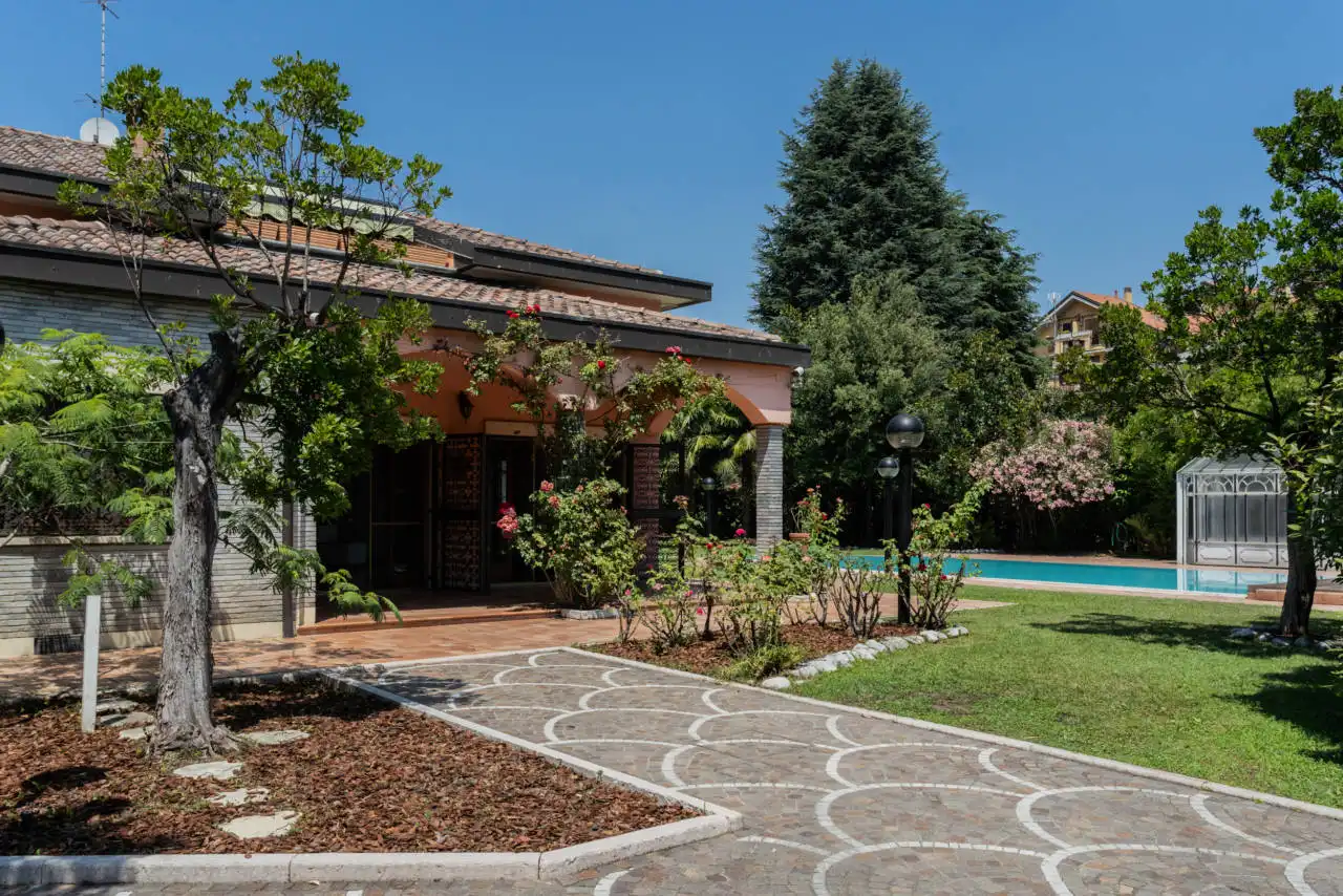 Villa con piscina in vendita a Rozzano (33)