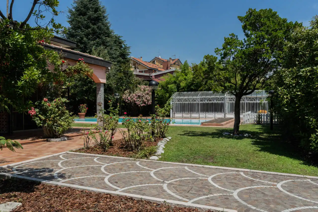 Villa con piscina in vendita a Rozzano (34)