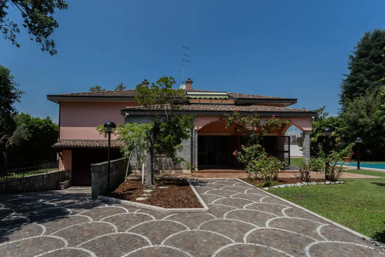 Villa con piscina in vendita a Rozzano (36)