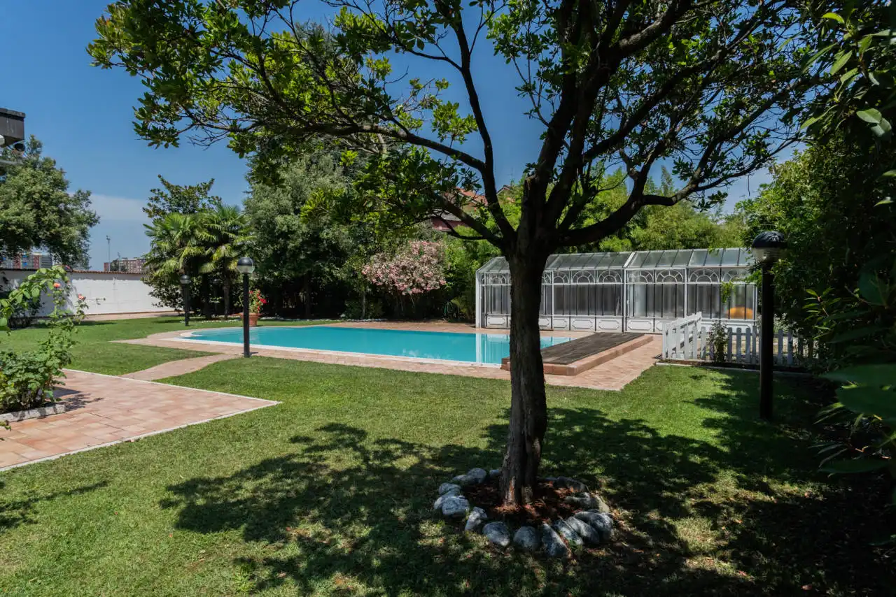Villa con piscina in vendita a Rozzano (37)