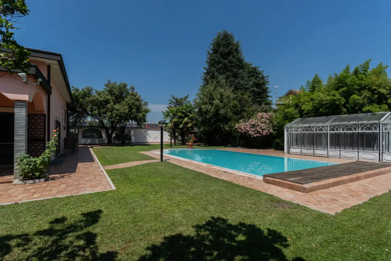 Villa con piscina in vendita a Rozzano (38)