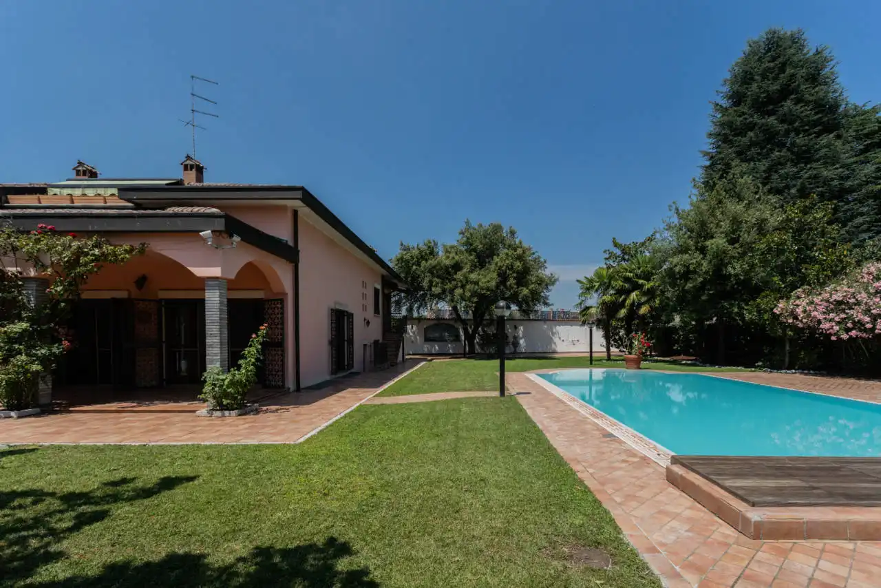 Villa con piscina in vendita a Rozzano (39)