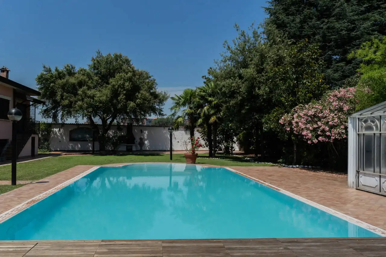 Villa con piscina in vendita a Rozzano (40)