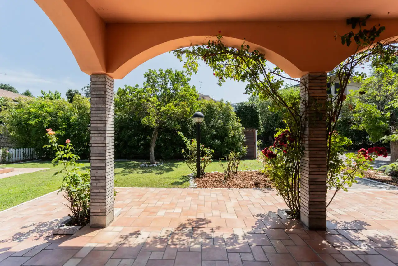 Villa con piscina in vendita a Rozzano (45)