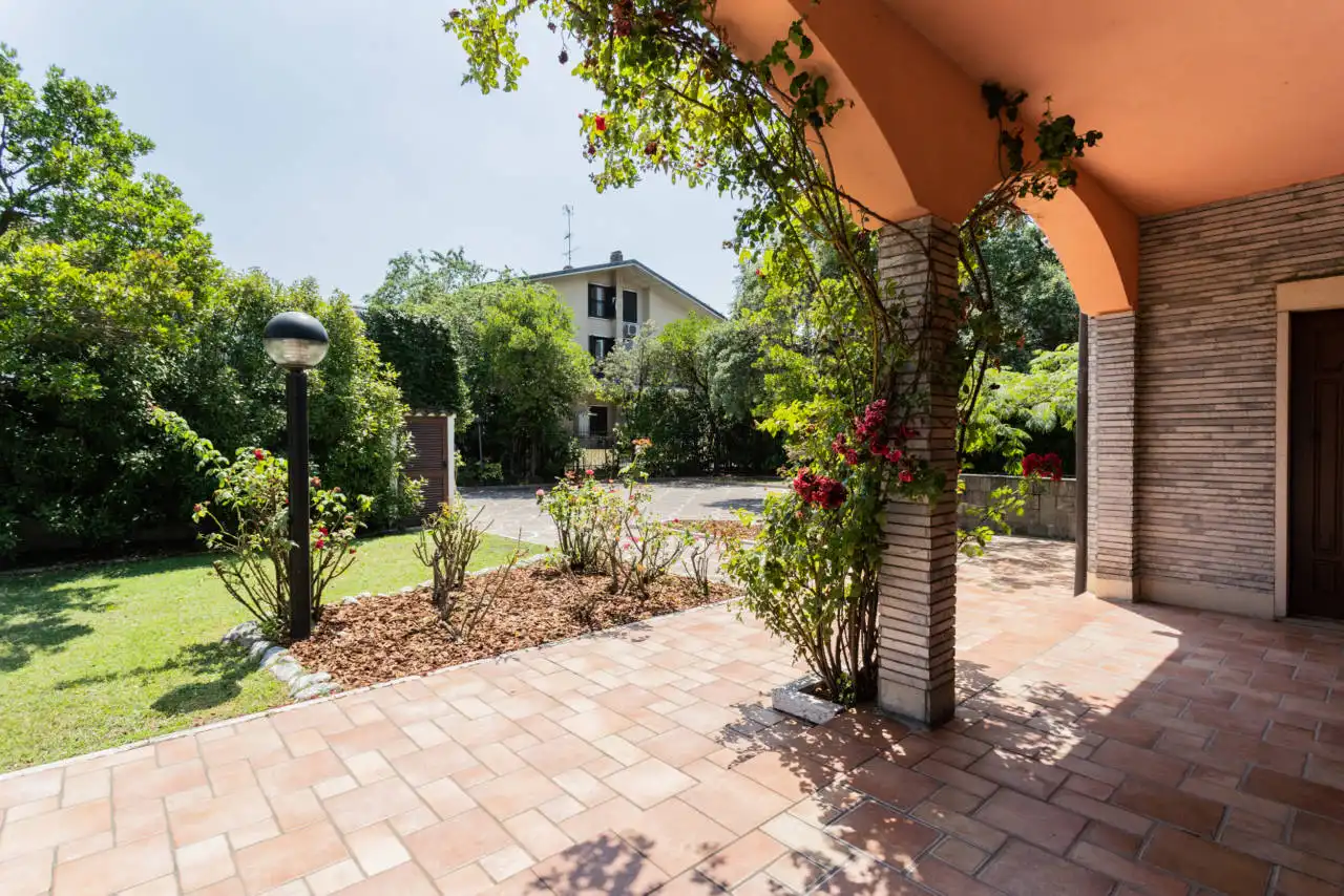 Villa con piscina in vendita a Rozzano (46)
