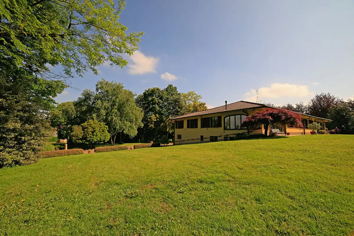 Casatenovo-villa-con-parco-in-vendita (19)