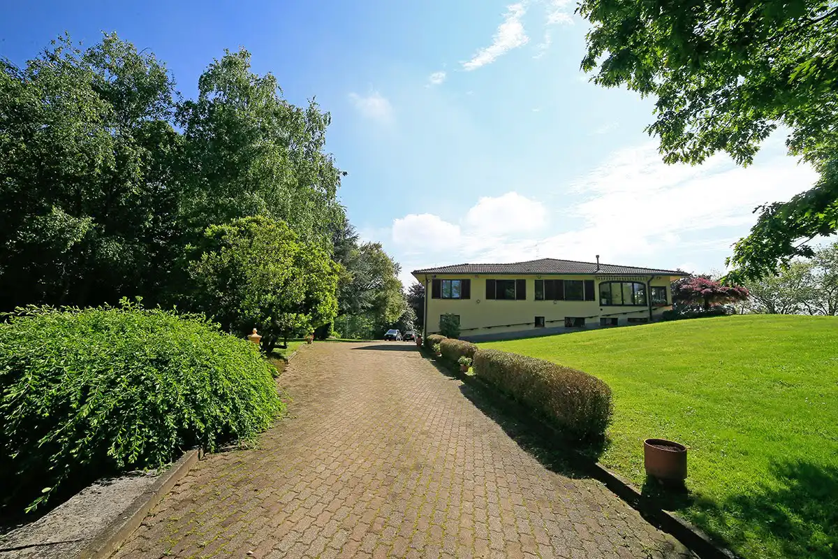 Casatenovo-villa-con-parco-in-vendita (22)