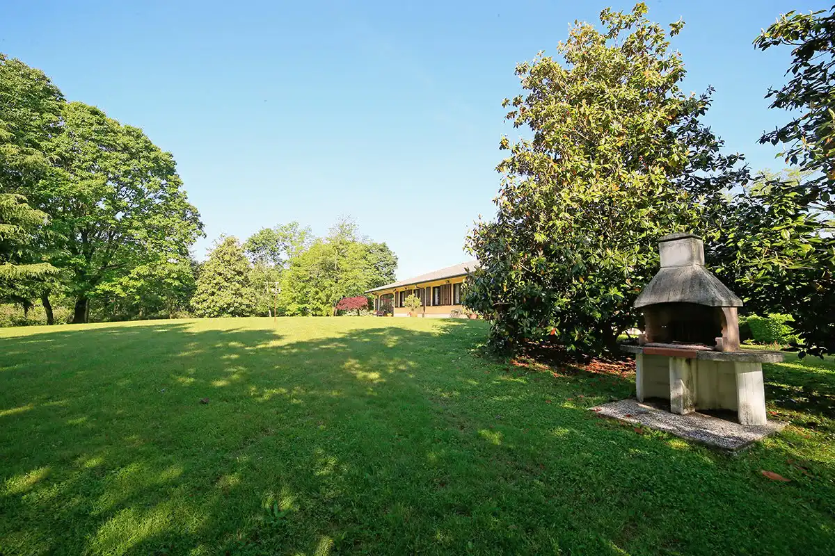 Casatenovo-villa-con-parco-in-vendita (3)