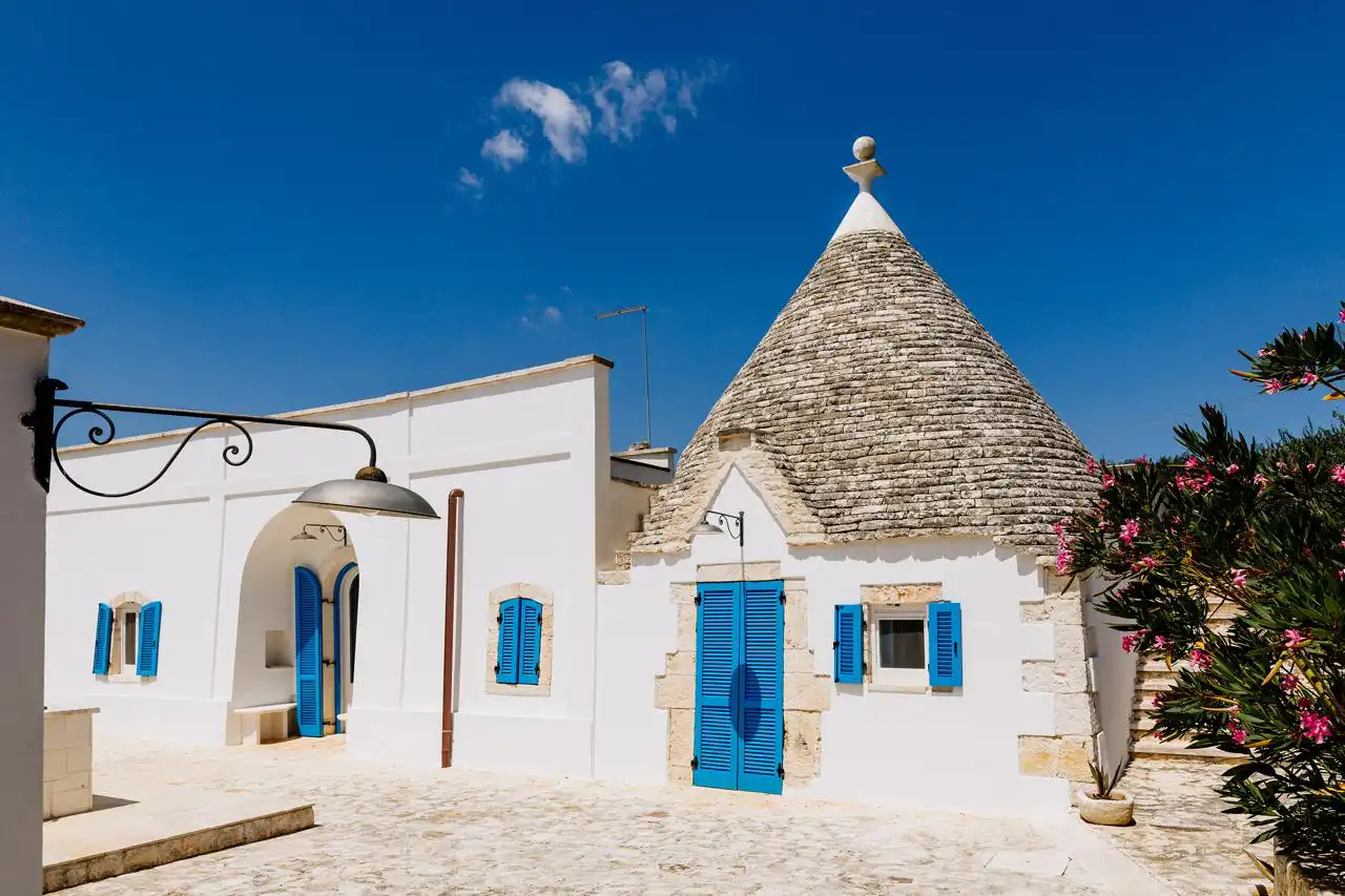 Puglia-vendita-Villa-con-Trullo-e-piscina (1)
