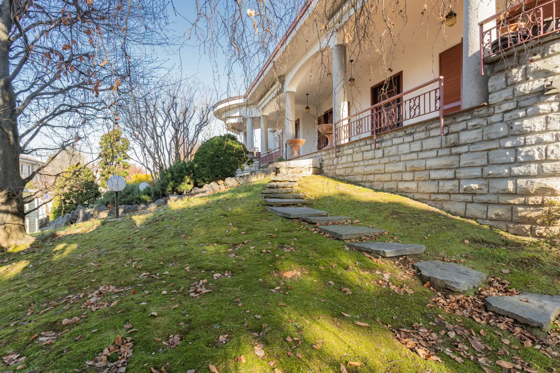 villa-singola-in-vendita-a-Rovello-Porro (37)