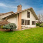 Bernareggio-vendita-villa-con-giardino-agenzia-immobiliare-milano-brianza-casaestyle