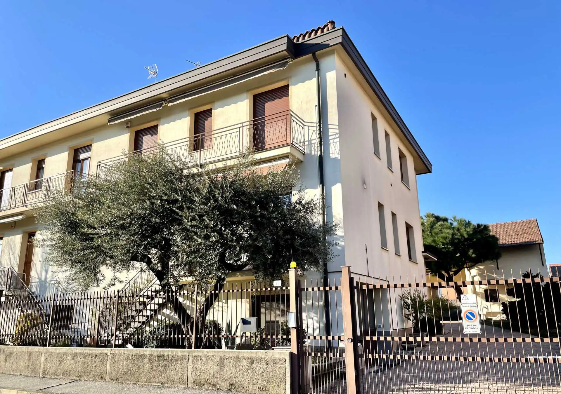 Cambiago-vendita-villa-bifamiliare-divisa-in-2-appartamenti-agenzia-immobiliare-casaestyle (30)