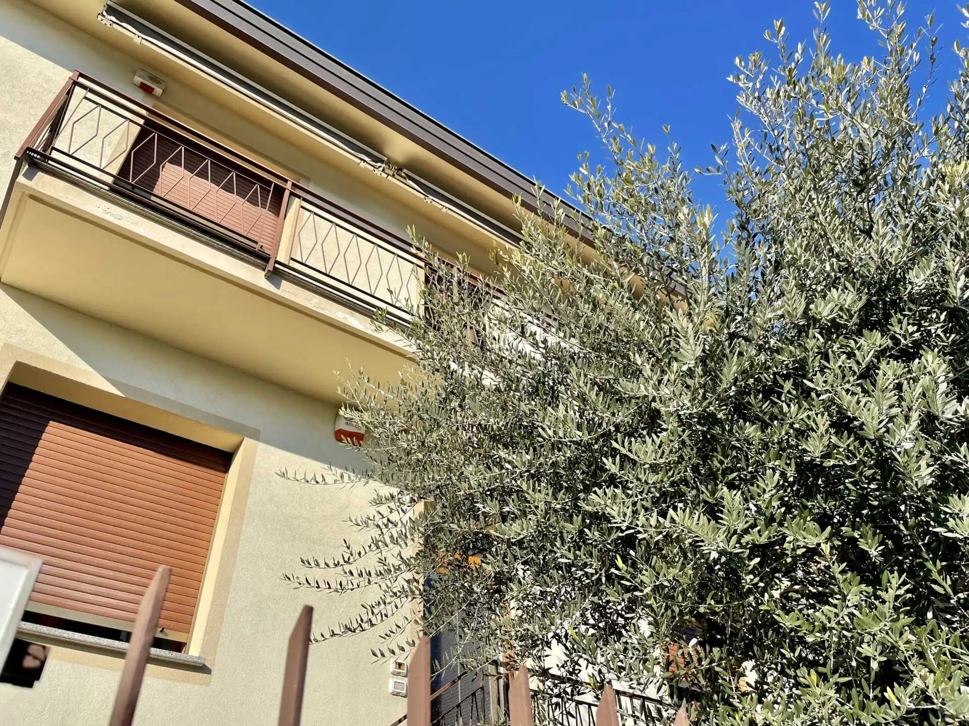 Cambiago-vendita-villa-bifamiliare-divisa-in-2-appartamenti-agenzia-immobiliare-casaestyle (9)